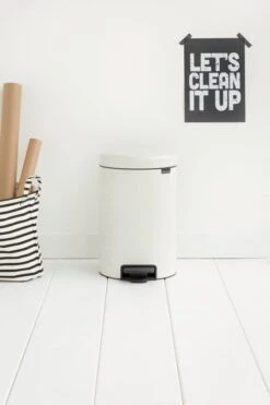 Brabantia NewIcon Poljinroska-astia, Valkoinen -Terassitalo Kauppa 111969 113864 Pedal Bin New Icon 12L White Mood 01 3840x5760px 6 NR 2810