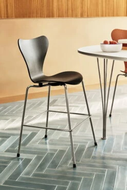 Fritz Hansen Series 7 Junior Tuoli, Musta - Kromi -Terassitalo Kauppa 11878 Series 7 Junior Coloured ash Black