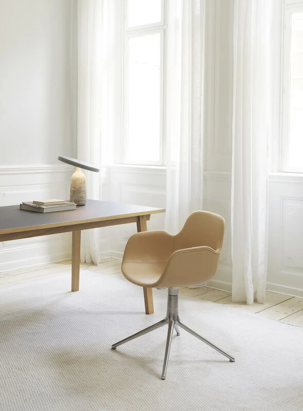 Normann Copenhagen Form Swivel 4L Käsinojallinen Tuoli, Alumiini-musta Nahka Ultra - Image 3