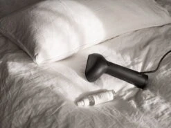 Steamery Cirrus No. 2 Vaatehöyrystin, Matta Musta -Terassitalo Kauppa 2022 02 Fabric Spray Cirrus3 Charcoal