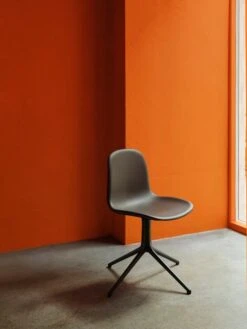 Normann Copenhagen Form Swivel 4L Tuoli, Musta - Musta Nahka Ultra -Terassitalo Kauppa 2022 Orange Edit Form Chair Swivel Alu Black Ultra 41589 1