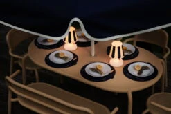 Fatboy Toní Tavolo Pöytä, Sandy Beige -Terassitalo Kauppa 22 FATBOY Lighting Moodpicture AH WITHOUT MODEL CLOSE 056 C01