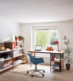 Vitra Eames Desk Unit Työpöytä -Terassitalo Kauppa 4920228 Eames Desk Unit EDU Eames Storage Unit ESU PACC seablue Hexagonal Containers LOiseau master