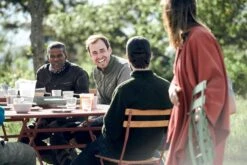 Fermob Bistro Naturel Tuoli, Black Cherry -Terassitalo Kauppa BISTRO CARACTERE OCRE ROUGE BAAK ALBUM2022 SEBASTIEN EROME 1