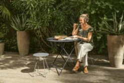 Fermob Cocotte Jakkara, Liquorice -Terassitalo Kauppa COCOTTE BISTRO CARBONE GRIS LAPILLI MARSEILLE VISUEL2023 MARINE BRUSSON