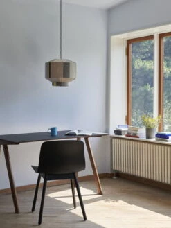 HAY CPH90 Työpöytä, Lakattu Pähkinä - Tummanharmaa Lino -Terassitalo Kauppa CPH 90 charcoal lino wb lacquer walnut base AAC 12 Eco eco black wb lacquer walnut base Bonbon Shade 380 city 1