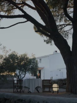 Santa & Cole Cesta Exterior Pöytävalaisin, Musta -Terassitalo Kauppa Cesta Exterior Basica Minima Bateria santa cole jara varela mas del pi 2022 19 x2400