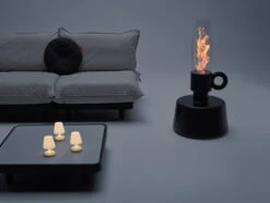 Fatboy Paletti Pöytä, Antrasiitti -Terassitalo Kauppa FATBOY Flamtastique anthracitePaletti Moodpicture 03 Night 01 04683