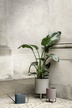 Ferm LIVING Bau Ruukku, Iso, Lämmin Harmaa 10 Ferm LIVING Bau Ruukku, Iso, Lämmin Harmaa -Terassitalo Kauppa FERM 7306