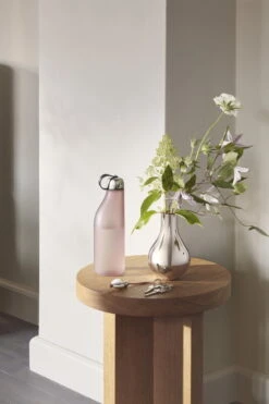 Georg Jensen Sky Juomapullo, 0,5 L, Vaaleanpunainen 9 Georg Jensen Sky Juomapullo, 0,5 L, Vaaleanpunainen -Terassitalo Kauppa GJ S22 HOME SKY CAFU MOTHERSDAY