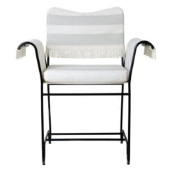 GUBI Tropique Tuoli Hapsuilla, Musta - Leslie Stripe 20 -Terassitalo Kauppa Gubi 2023 FRT Tropique Dining Chair with Fringes Black Frame Leslie Stripe 20