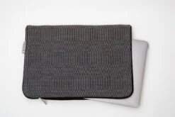 Johanna Gullichsen Tietokoneen Suojatasku 13'', Eos, Musta -Terassitalo Kauppa Johanna Gullichsen Laptop13 Sleeve Eos black 3