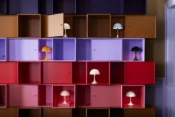 Louis Poulsen Panthella Portable V2 Pöytävalaisin, Harmaa Opaali -Terassitalo Kauppa LP SS22 Panthella Portable Wall 09144A