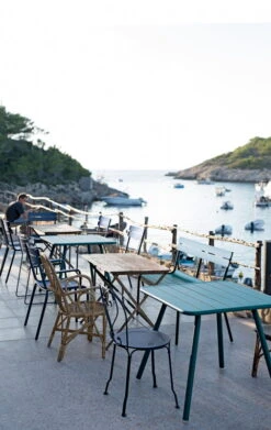 Fermob Luxembourg Käsinojallinen Tuoli, Liquorice -Terassitalo Kauppa LUXEMBOURG 1900 BLEU ACAPULCO IBIZA ALBUM2019 TOM WATSON