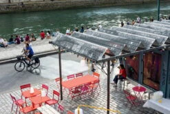 Fermob Bistro Pöytä, 97 X 57 Cm, Poppy -Terassitalo Kauppa LUXEMBOURG BISTRO ROSE PRALINE CAPUCINE COQUELICOT DECLARATION ALBUM2022 PHILIPPE LEVY