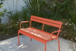 Fermob Luxembourg 2-istuttava Penkki, Cotton White 13 Fermob Luxembourg 2-istuttava Penkki, Cotton White -Terassitalo Kauppa LUXEMBOURG COLOR MIX CAPUCINE AIX VISUEL2023 ANTHONY LANNERETONNE 1 2