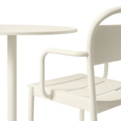 Muuto Linear Steel Käsinojallinen Tuoli, Luonnonvalkoinen -Terassitalo Kauppa Linear steel armchair cafe table round 70 h73 off white detail Muuto 5000x5000 hi res 150