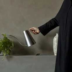 MENU Hydrous Kastelukannu, Teräs 12 MENU Hydrous Kastelukannu, Teräs -Terassitalo Kauppa MENU Hydrous Watering Can