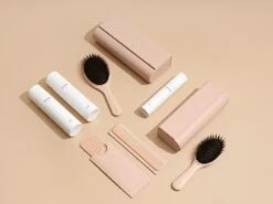 Nuori Revitalizing Hiusharja, Pieni, Roosa -Terassitalo Kauppa NUORI Accessories Rose haircare line 1