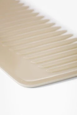 Nuori Selvityskampa, Beige 7 Nuori Selvityskampa, Beige -Terassitalo Kauppa NUORI Detangling Comb Neutral closeup 2