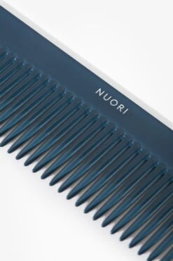 Nuori Kampa, Tummansininen -Terassitalo Kauppa NUORI Dressing Comb Ocean closeup 1