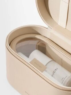 Nuori Getaway Toilettilaukku, 2 Kpl Setti, Beige -Terassitalo Kauppa NUORI Getaway Travel Case Set Neutral closeup