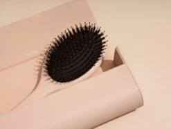 Nuori Revitalizing Hiusharja, Iso, Roosa 9 Nuori Revitalizing Hiusharja, Iso, Roosa -Terassitalo Kauppa NUORI Revitalizing Hair Brush Rose 1