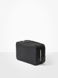 Nuori Sideway Toilettilaukku, 2 Kpl Setti, Musta -Terassitalo Kauppa NUORI Sideway Travel Case Set Black side