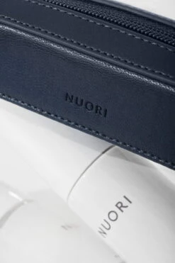 Nuori Sideway Toilettilaukku, 2 Kpl Setti, Tummansininen 8 Nuori Sideway Toilettilaukku, 2 Kpl Setti, Tummansininen -Terassitalo Kauppa NUORI Sideway Travel Case Set Ocean closeup