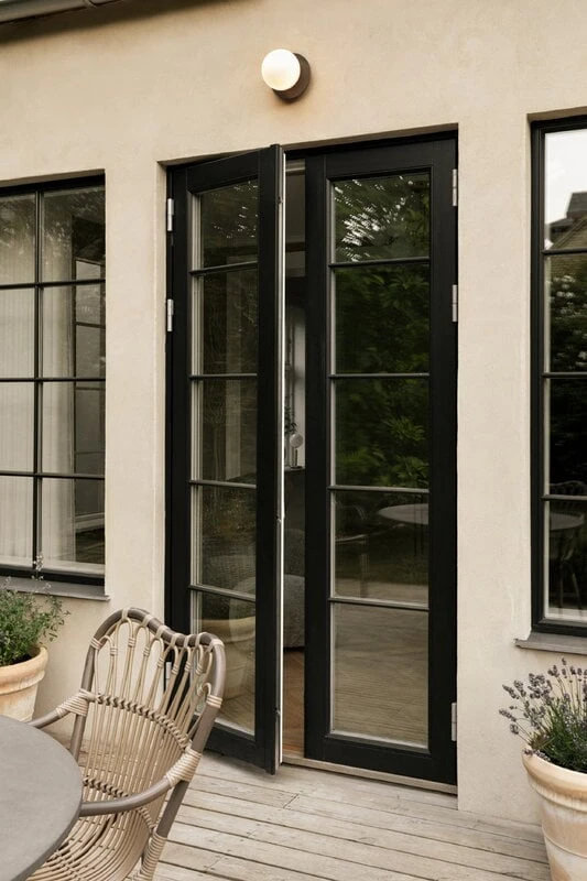 Nuura Liila 1 Outdoor Seinä/kattovalaisin, Tumma Pronssi - Opaali 6 Nuura Liila 1 Outdoor Seinä/kattovalaisin, Tumma Pronssi - Opaali - Image 4