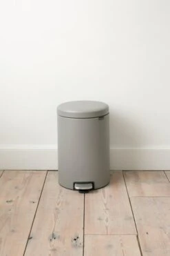 Brabantia NewIcon Poljinroska-astia 20 L, Sense Of Luxury, Harmaa -Terassitalo Kauppa NewIcon Pedal Bin 20L Mineral Concrete Grey 8710755119163 Brabantia VS 2