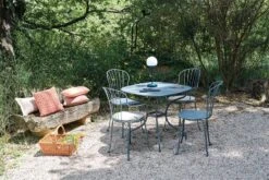 Fermob Opéra+ Tuoli, Chili -Terassitalo Kauppa OPERA GRIS ORAGE MOOON EVASION PUGET BOOKGSS2021 SEBASTIEN EROME