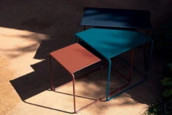 Fermob Oulala Sarjapöytä, 3-osainen, Twilight -Terassitalo Kauppa OULALA ABYSSE ACAPULCO OCRE ROUGE REY VISUEL2022 SARAH BALHADERE