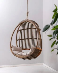 Parolan Rottinki Sirkka Riippukeinu, 2023, Antiikinruskea -Terassitalo Kauppa Parolan Vuosikerta Klassikko Sirkka antiikinruskea pehmuste beige