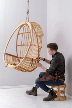 Parolan Rottinki Sirkka Riippukeinu, 2023, Luonnonvärinen -Terassitalo Kauppa Parolan Vuosikerta Klassikko Sirkka luonnonvrinen Jyri Naskali tyskentelee