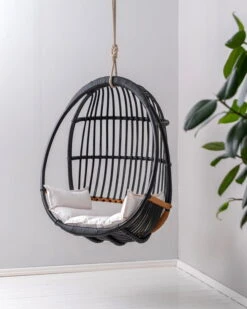 Parolan Rottinki Sirkka Riippukeinu, 2023, Musta -Terassitalo Kauppa Parolan Vuosikerta Klassikko Sirkka musta pehmuste vaalea