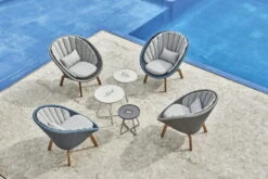 Cane-line Peacock Nojatuolin Istuintyynysetti, Vaaleanharmaa -Terassitalo Kauppa Peacock lounge chair on the move side table