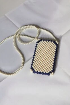 HAY Perla Puhelinlaukku, Milk 10 HAY Perla Puhelinlaukku, Milk -Terassitalo Kauppa Perla Phone Holder milk 01