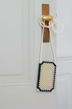 HAY Perla Puhelinlaukku, Milk 12 HAY Perla Puhelinlaukku, Milk -Terassitalo Kauppa Perla Phone Holder milk