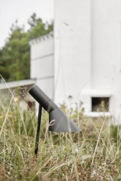 Louis Poulsen AJ Garden Pollarivalaisin, Lyhyt, 3000K, Maapiikki Ja Liitäntä -Terassitalo Kauppa SS23 AJ Garden Small from top 10020role 2