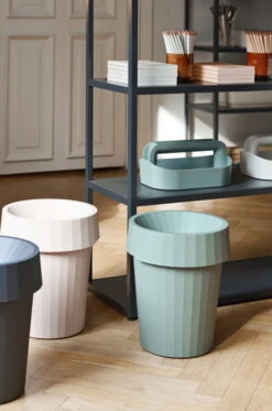 HAY Shade Bin Roskakori, Vaaleanpunainen -Terassitalo Kauppa Shade Bin dusty green Tool Box dusty green Shade Bin blush New Order shelving charcoal