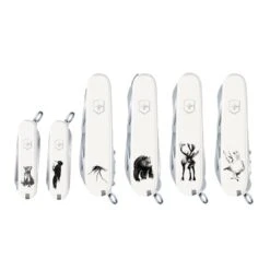 Teemu Järvi Illustrations Victorinox Linkkuveitsi, Karhu 10 Teemu Järvi Illustrations Victorinox Linkkuveitsi, Karhu -Terassitalo Kauppa TeemuJ rvixVictorinox ForestGreetings Collection 1