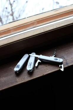 Teemu Järvi Illustrations Victorinox Linkkuveitsi, Hyttynen 12 Teemu Järvi Illustrations Victorinox Linkkuveitsi, Hyttynen -Terassitalo Kauppa TeemuJ rvixVictorinox PhotoSusannaVento 1