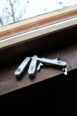 Teemu Järvi Illustrations Victorinox Linkkuveitsi, Karhu 13 Teemu Järvi Illustrations Victorinox Linkkuveitsi, Karhu -Terassitalo Kauppa TeemuJ rvixVictorinox PhotoSusannaVento