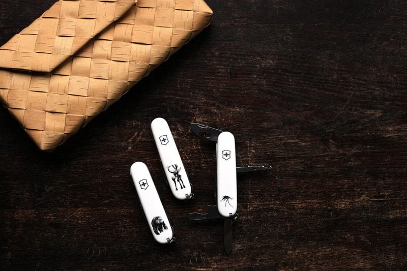 Teemu Järvi Illustrations Victorinox Linkkuveitsi, Hyttynen 8 Teemu Järvi Illustrations Victorinox Linkkuveitsi, Hyttynen - Image 6