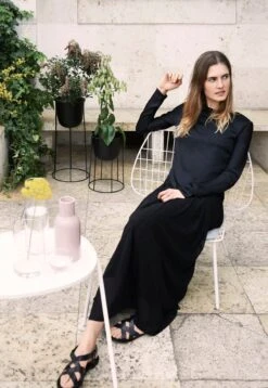 MENU Wire Jalusta, Iso, Musta -Terassitalo Kauppa WM String Chairs Location 04 1