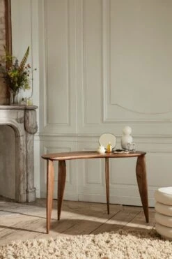 Ferm LIVING Feve Pöytä, Pähkinä -Terassitalo Kauppa fermLIVING AW21 FeveDeskWalnut MeadowHighPileRugLightSand image