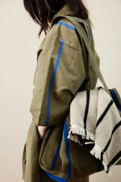 Ferm LIVING Yard Pikniklaukku, Oliivinvihreä - Sininen -Terassitalo Kauppa fermLIVING SS22 FieldRobe YardPicnicBag image 1