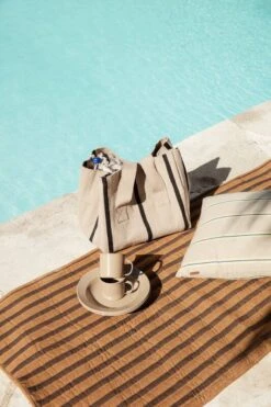 Ferm LIVING Yard Pikniklaukku, Hiekka - Musta -Terassitalo Kauppa fermLIVING SS22 YardPicnicBag YardPicnicSet image 1