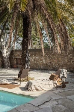 Ferm LIVING Yard Piknikviltti, Hiekka - Musta -Terassitalo Kauppa fermLIVING SS22 YardPicnicBlanket AleeBathTowel image 1